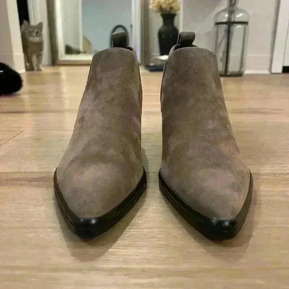 Via Spiga Women's Farly Water Resistant Booties Clay Suede Size 8.5 NWOB - Picture 2 of 8